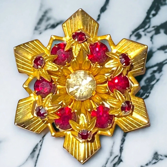 Vintage Jewelry - Gorgeous Gold Tone Red Rhinestone Gold Tone Star Starburst Brooch